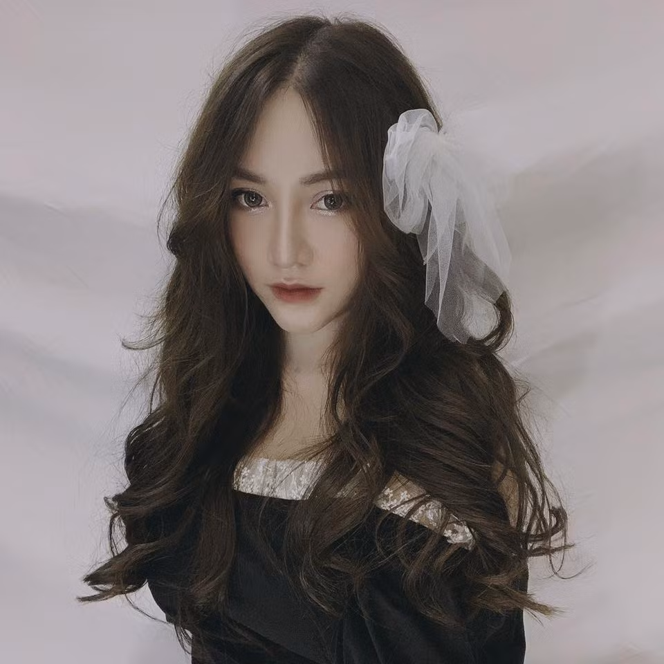 Hiện tại, Kiều Anh Hera trở lại với nhan sắc xinh đẹp tựa búp bê. Nhan sắc của cô được cộng đồng mạng đánh giá là khác hoàn toàn so với trước kia.
