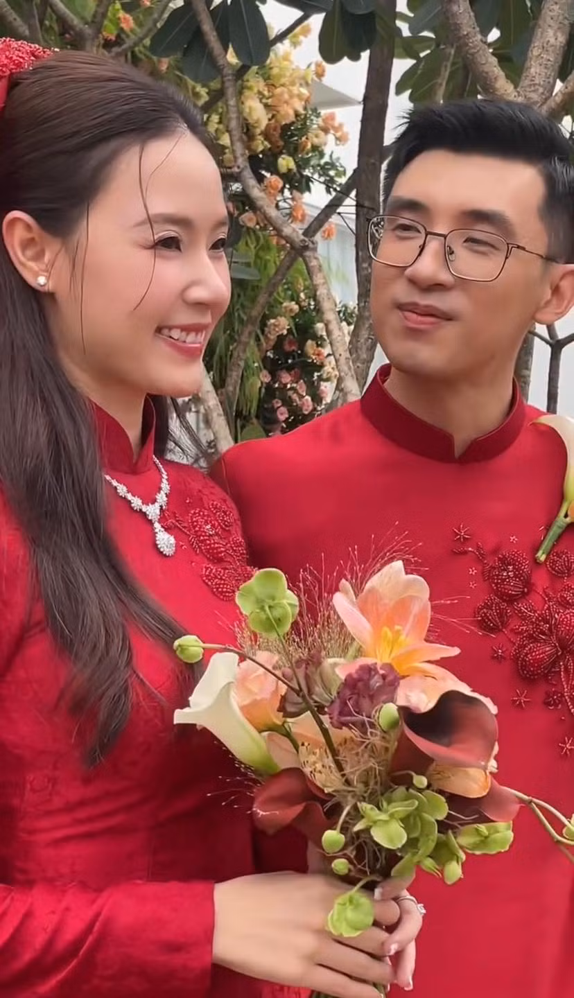 Midu tổ chức lễ vu quy tại căn biệt thự mới ở Quận 2, TP.HCM. Cô dâu chọn áo dài và khăn voan đỏ rực, khuôn mặt ngập tràn hạnh phúc sánh đôi cùng chú rể Minh Đạt.
