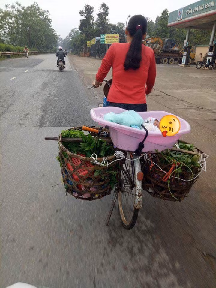 Facebooker Triệu Thanh Hoa bình luận: "Một người mẹ có thể nuôi 10 đứa con, nhưng 10 đứa con chưa chắc chăm lo nổi cho mẹ.". Ý kiến này nhận được nhiều lượt thích của CĐM.