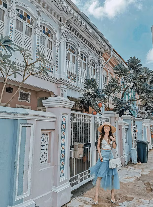 Không hiểu động cơ của Mina Phạm là gì mà phải kỳ công sống ảo đến thế trong khi bức ảnh của bản thân đã quá đẹp?