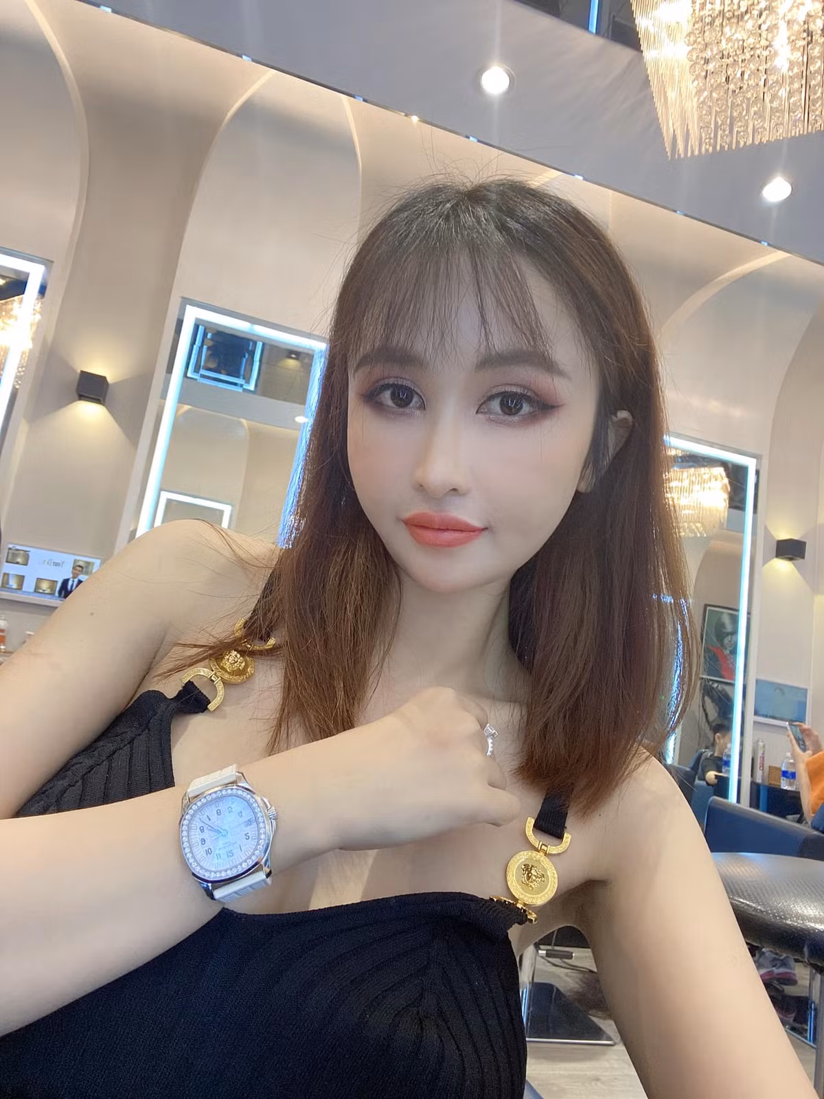 Mới đây, trên trang Facebook cá nhân của vợ hai Minh Nhựa - Mina Phạm đăng tải một tấm hình selfie với nhan sắc lạ cùng cách make up vô cùng màu mè thu hút sự chú ý của cộng đồng mạng.