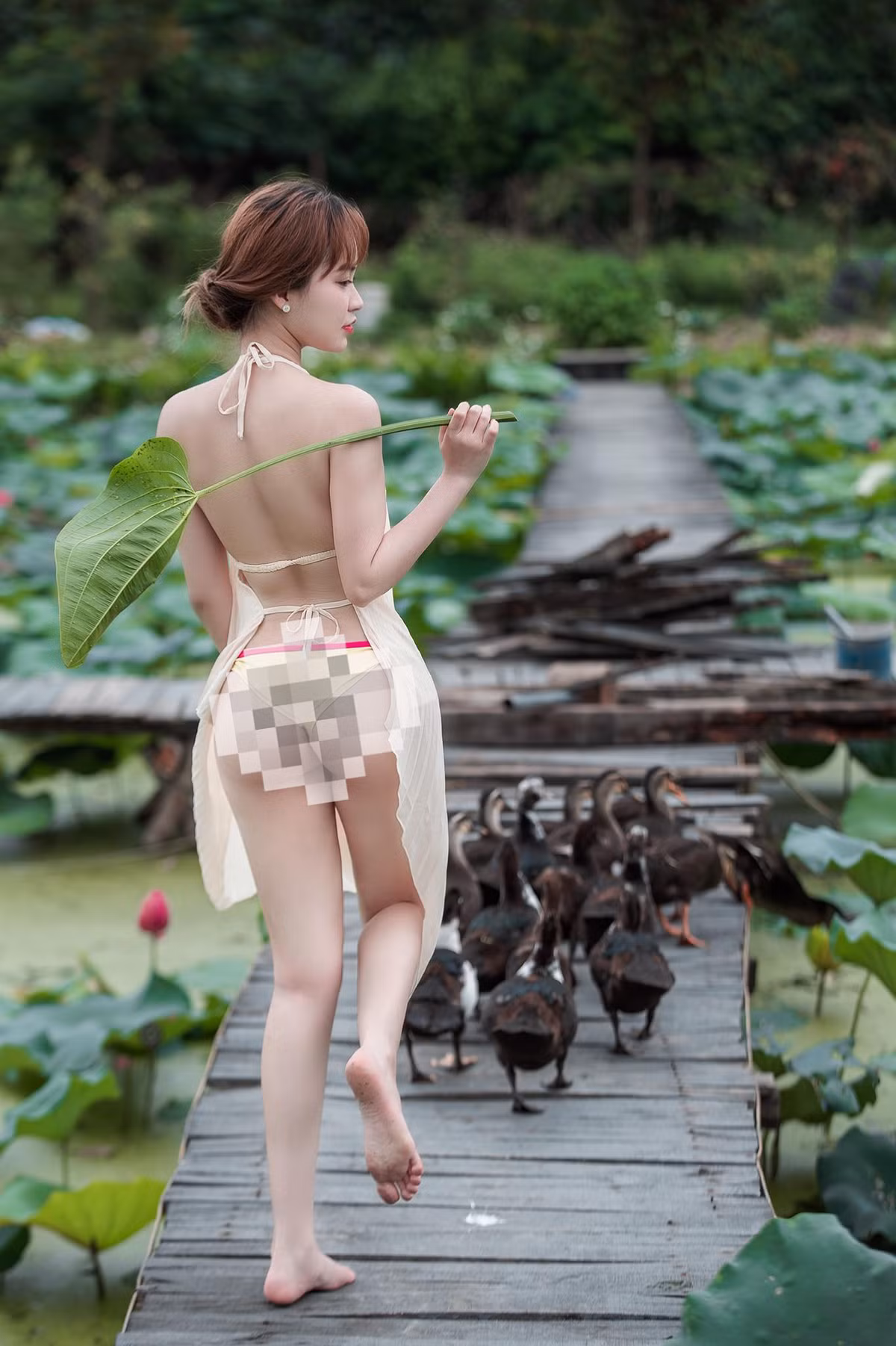 Rất nhiều người cho rằng cách tạo dáng của mẫu quá phản cảm: "Làm cái gì vậy không biết", "phải lựa chọn trang phục cho phù hợp chứ, làm thế tưởng là hay à", "câu like câu view bất chấp luôn, mà gương mặt mẫu rõ xinh sao phải bày cái chiêu trò đấy".