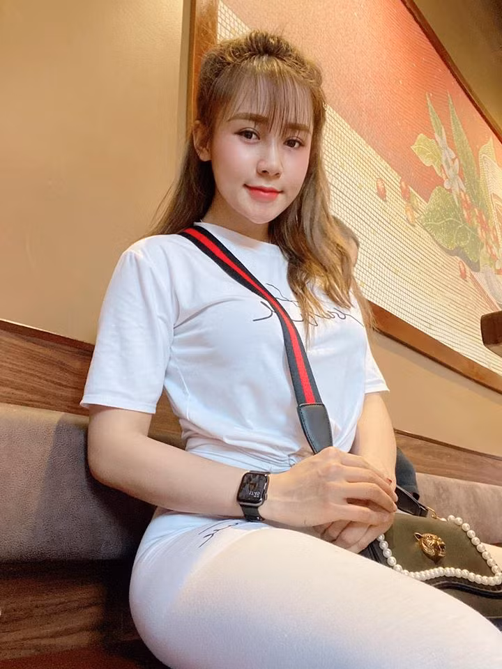 Emily có khuôn mặt ưa nhìn với đôi mắt to, mũi cao và cằm V-line đúng chuẩn hot girl. Nếu chỉ nhìn gương mặt, ai cũng nghĩ gái xinh sinh năm 1997 cũng giống bao hot girl khác.