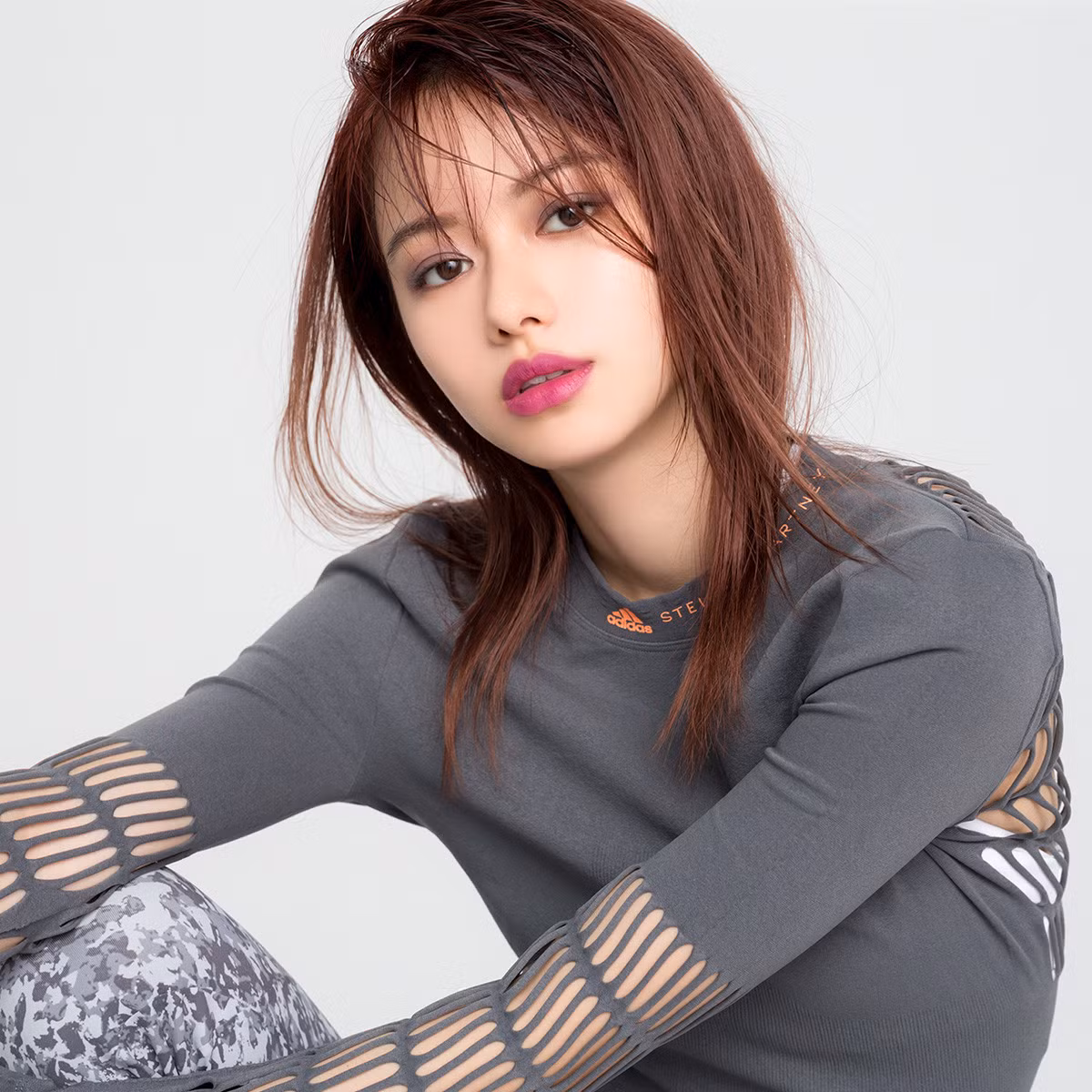 Trang cá nhân của mẫu nữ xinh đẹp Nhật Bản hiện sở hữu hơn 1 triệu người theo dõi. Không chỉ tại xứ sở hoa anh đào, cô có rất nhiều fans tại các nước Châu Á khác như Trung Quốc, Thái Lan, Hàn Quốc,...
