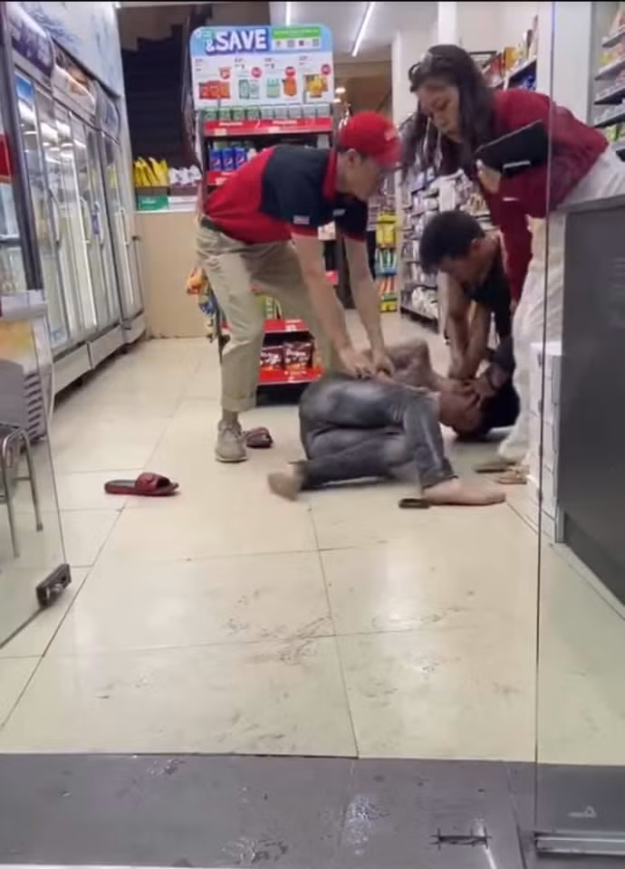 Sam so phu nu o cua hang tien loi, thanh nien ho bao nhan cai ket-Hinh-3