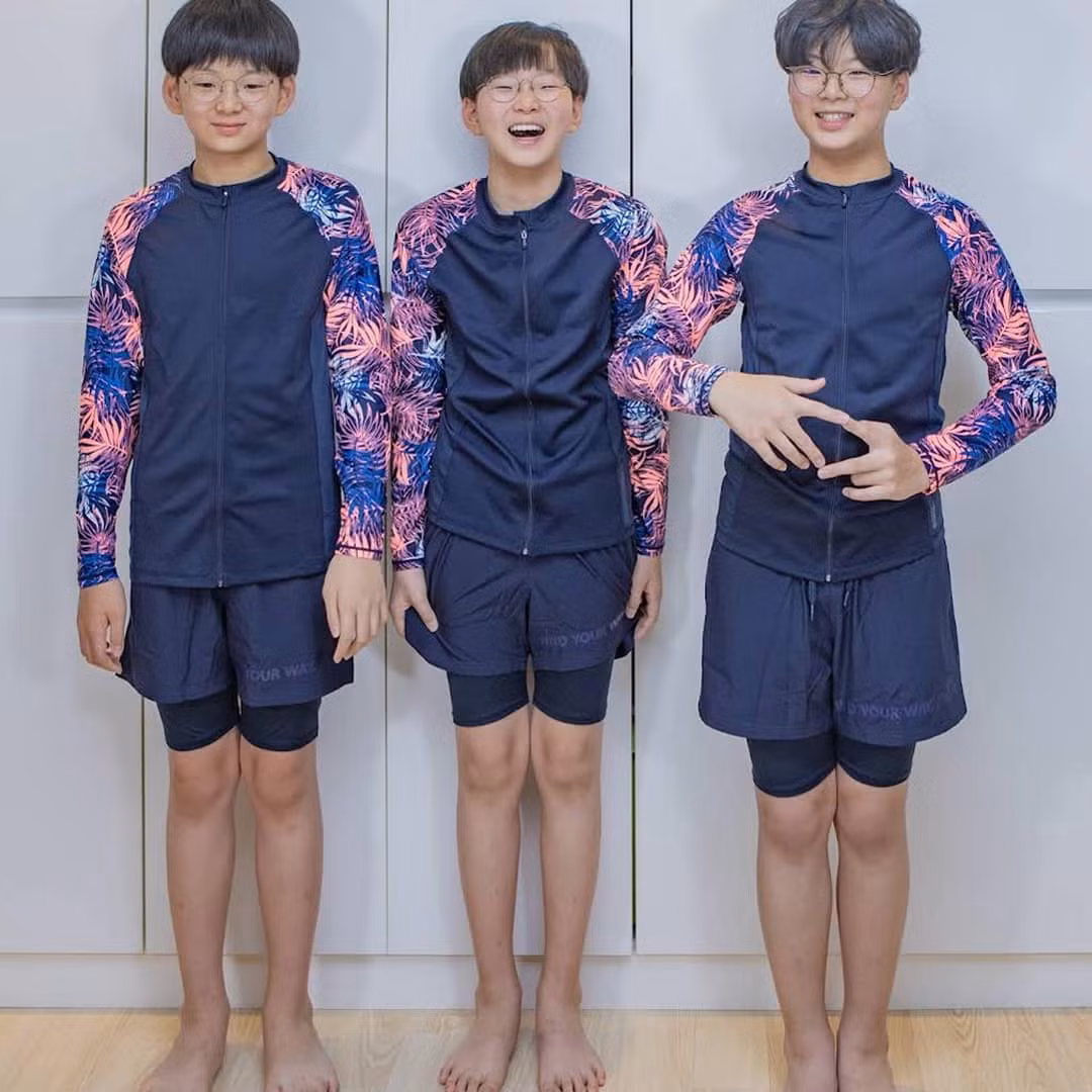 Cả 3 trong bộ đồ bơi