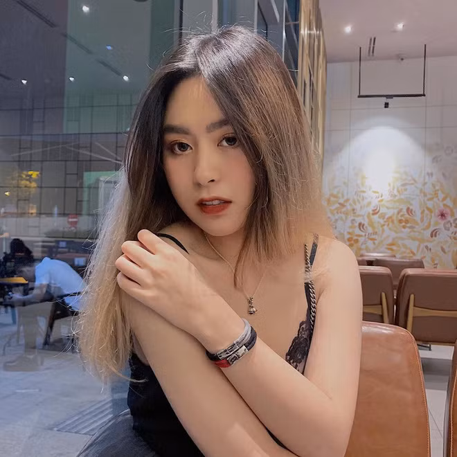 Thanh Ngân có vẻ bề ngoài rất khoẻ khoắn, năng động và cá tính. Thỉnh thoảng, cô nàng lại khoe dáng trong những bộ trang phục gợi cảm và quyến rũ.