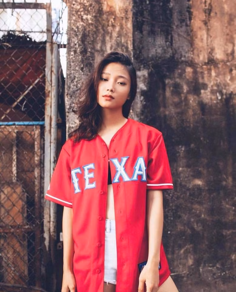 Huỳnh Ngọc Phương Trinh (sinh năm 1995) cũng là cái tên nổi bật trong số hot girl trường RMIT. Cô nàng từng là thành viên CLB bóng rổ và hiện tập luyện trong đội bóng của quận 1, TP. HCM.