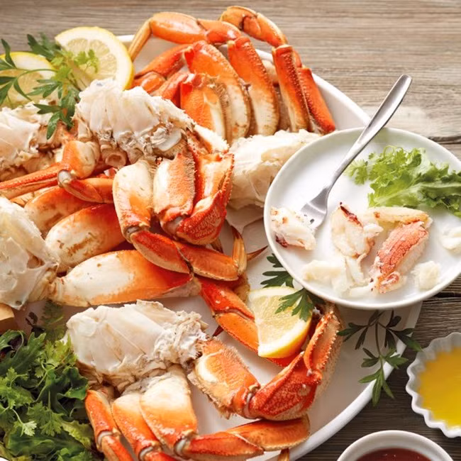 Chân cua đá to, vỏ mỏng rất dễ rút thịt, khi nấu chín phần gạch béo ngọt.