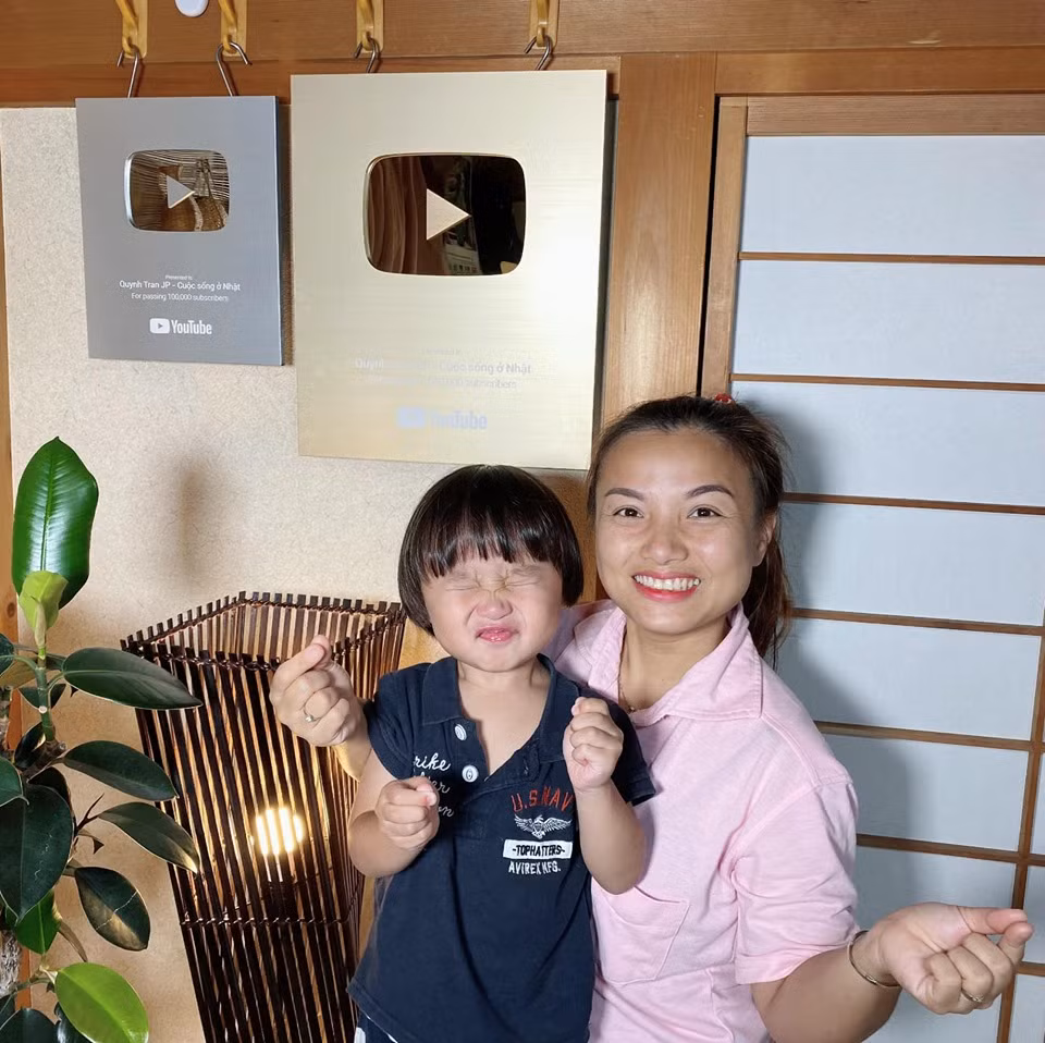 Quỳnh Trần JP (sinh năm 1985) là vlogger nổi tiếng ở Nhật Bản và Việt Nam. Bà mẹ bỉm sữa được nhiều người yêu mến nhờ lối nói chuyện gần gũi, tự nhiên.