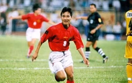 Năm 2001, Hồng Sơn được một hãng nước ngọt nổi tiếng mời sang Ai Cập biểu diễn tại giải World Challenge với các ngôi sao đến từ 5 châu lục. Tranh tài với danh thủ Việt Nam khi đó là những kỹ thuật gia như Rui Costa, Juan Veron, Roberto Carlos, David Beckham. Ngoài ra, tiền vệ tài hoa của ĐTVN khi đó cũng có hợp đồng với hãng dầu gội và xe máy.