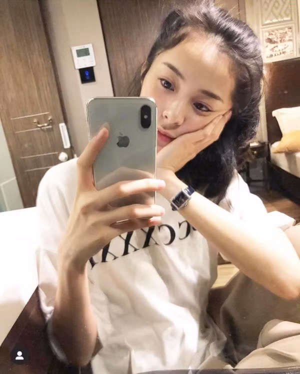 Sau loạt ồn ào vướng bận với Cường Đô La và Hồ Ngọc Hà, hiện tại hot girl này đã lấy lại sắc vóc của mình với vóc dáng mảnh mai nhưng thần thái lại vui tươi, rạng ngời hơn trước.
