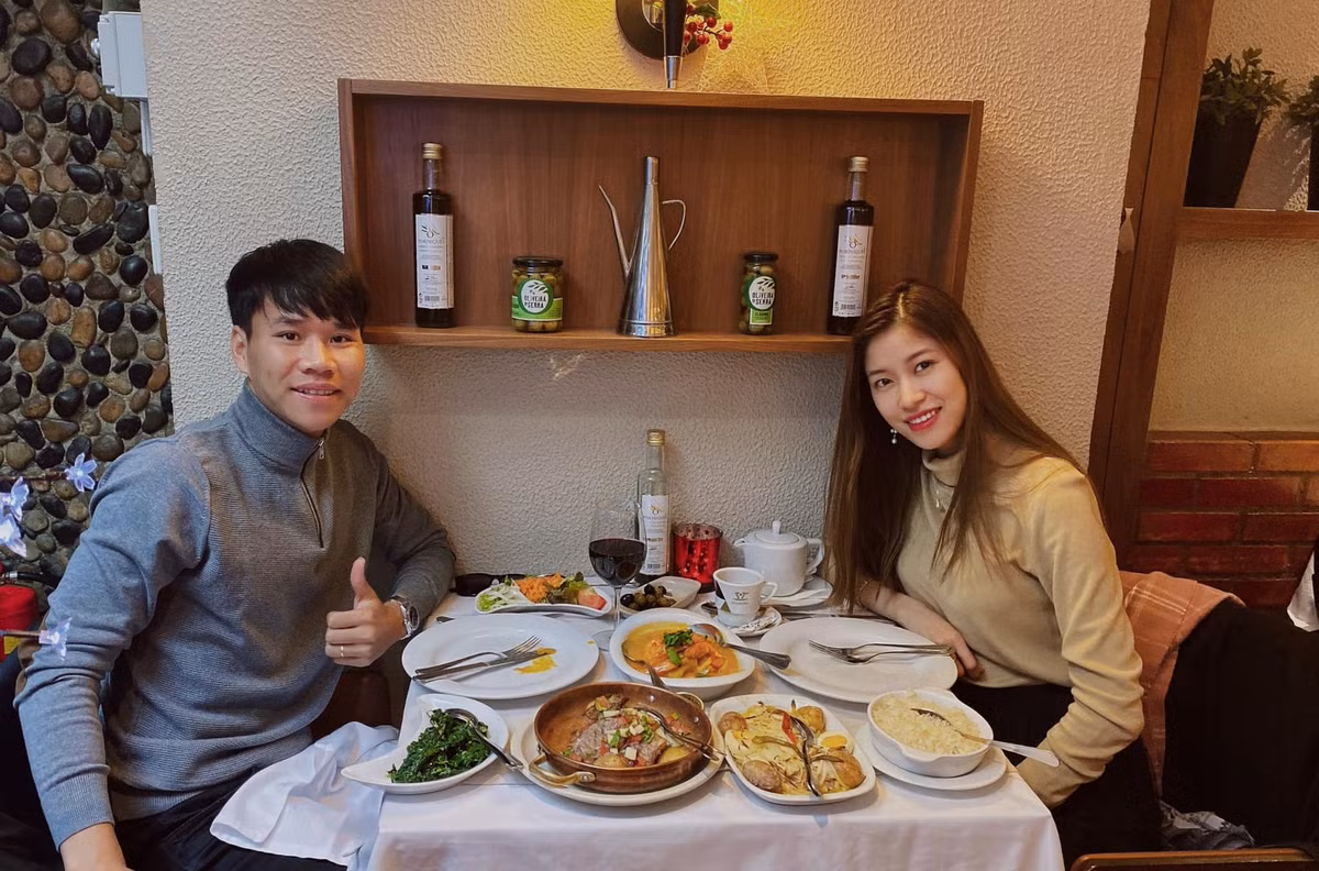 Vóc Đỗ tên thật là Đỗ Thị Vóc (SN1995, quê Thái Bình), hiện đang theo học Thạc sĩ Quản lý kinh doanh quốc tế - Đại học Middlesex, Anh. Cô nàng là bạn gái của hậu vệ Văn Dũng, thuộc biên chế CLB Hà Nội.