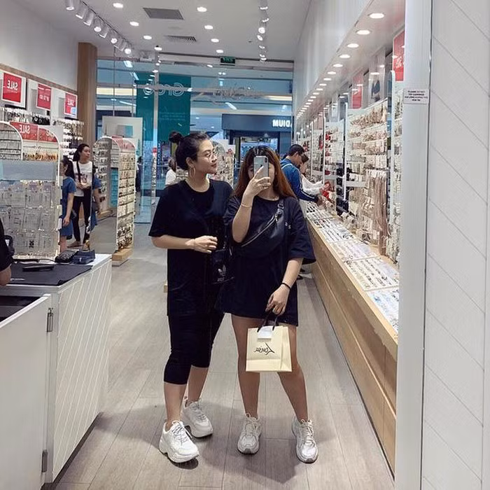 "Vẻ ngoài không chỉ khiến người ta có thiện cảm hơn với bạn mà còn khiến chính bạn vui vẻ, tự tin, hạnh phúc hơn khi thấy bản thân xinh đẹp, rạng rỡ. Vì vậy, việc chăm sóc bản thân là rất quan trọng mà ai cũng nên làm" - Vân chia sẻ.