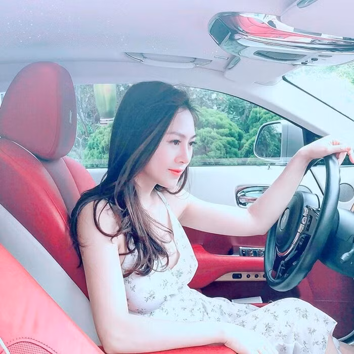 Theo đó, không chỉ có nhà đẹp, cựu thành viên nhóm Kem Xôi còn sở hữu xế hộp, hàng hiệu đắt tiền. Cô chia sẻ hai vợ chồng hiện sở hữu một chiếc Rolls-Royce màu trắng 25 tỷ và một chiếc Range Rover màu đen trị giá 7 tỷ đồng.