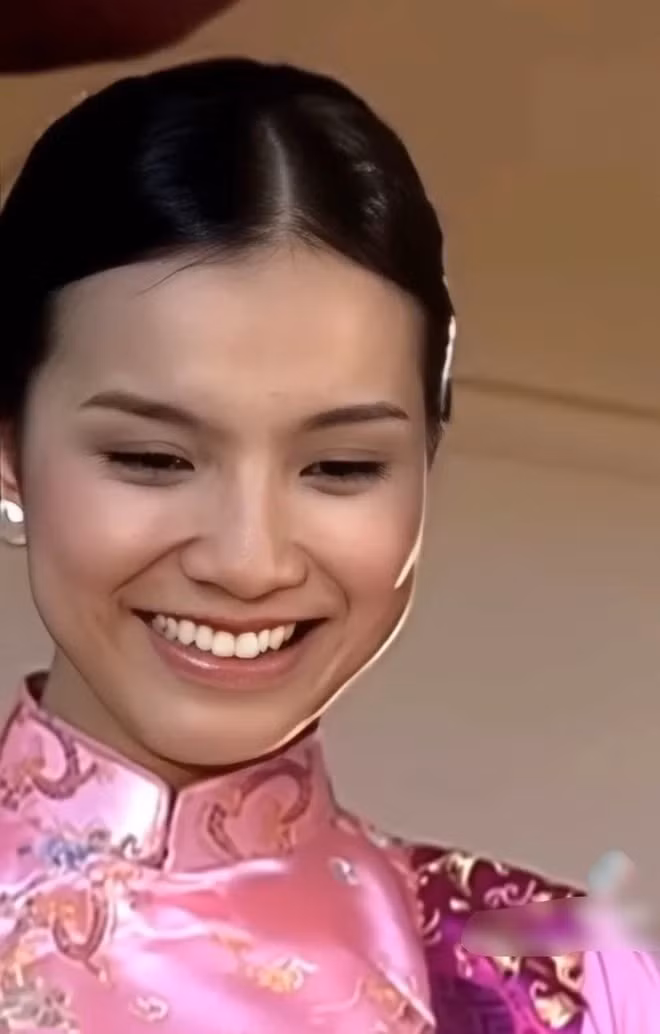 Cô gái trẻ năm đó sở hữu nhan sắc ngọt ngào, nụ cười tươi tắn dễ mến khiến ai cũng yêu.