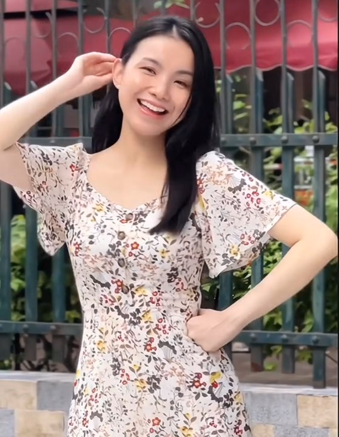 Trong clip, Thùy Lâm vui vẻ nhún nhảy theo trend trên mạng xã hội.