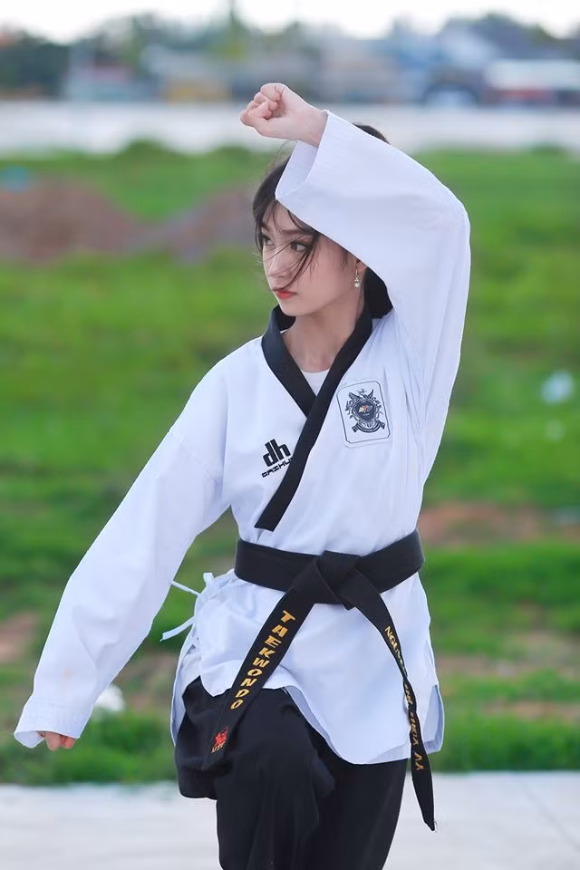Đến từ mảnh đất Tiền Giang, cô nàng Nguyễn Thị Thúy Vy trở thành tâm điểm chú ý của làng Taekwondo nói riêng và làng võ Việt Nam nói chung, nhờ sở hữu vẻ đẹp trong sáng, thu hút cũng như tình yêu mãnh liệt với bộ môn mình theo đuổi.