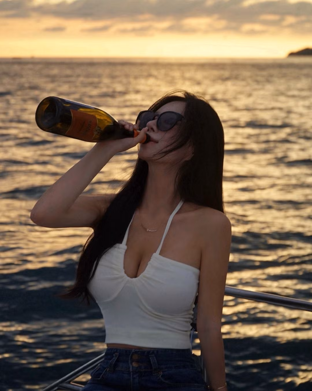 Nhiều người còn so sánh body như tượng tạc của nàng hot girl với hình ảnh thần Vệ Nữ.