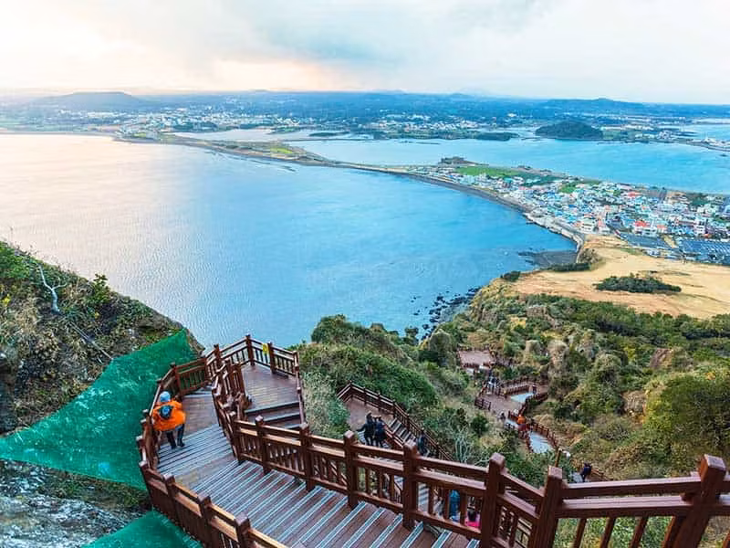 Jeju cũng là điểm đến mà bất kỳ du khách nào tới Hàn Quốc không thể bỏ lỡ. Mặc dù cách khá xa thủ đô Seoul, nơi bùng dịch thế nhưng lượng khách di chuyển tới đây mỗi ngày là cực lớn nên không tránh khỏi việc virus sẽ lây lan.