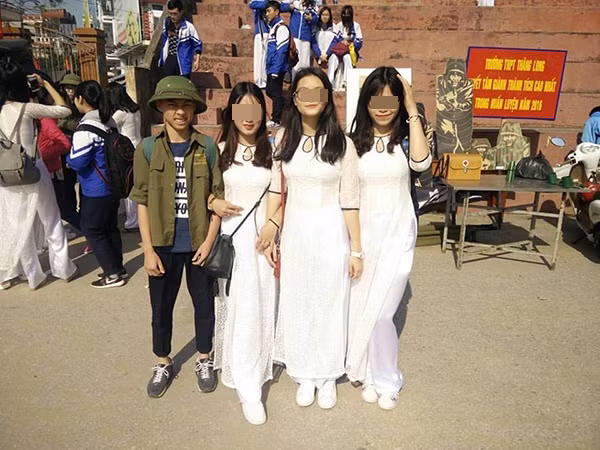 Một số học sinh cho rằng, bởi trường yêu cầu mặc áo dài tất cả các ngày trong tuần nên không thể diện giày cao gót mãi được. Việc đi giày thể thao sẽ cảm thấy dễ chịu và dễ vận động hơn rất nhiều.
