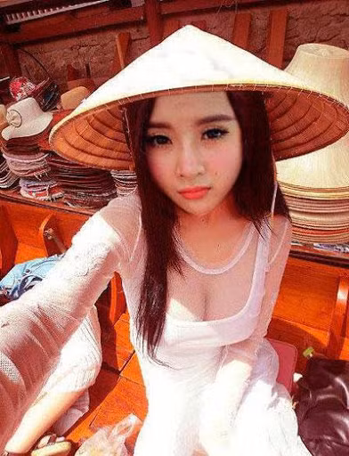 Thời gian gần đây, những chiếc áo dài cách tân được ưa chuộng vì kiểu dáng lạ mắt mà vẫn giữ nguyên ưu điểm vốn có của loại trang phục này. Tuy nhiên, cái gì quá cũng không tốt, Angela Phương Trinh từng bị khán giả tẩy chay khi mặc chiếc áo dài khoét sâu, để lộ vòng 1 khủng.