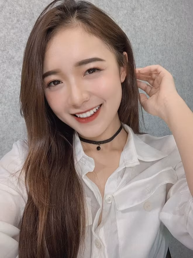 MC trẻ nhất VTV Vũ Phương Thảo (sinh năm 1997) rạng rỡ, cuốn hút cả khi lên sóng hay ngoài đời. Dù chiều cao hạn chế 1,50 m, 9X gây thiện cảm nhờ gương mặt khả ái, lối dẫn chuyện thông minh. Phương Thảo từng xuất hiện trên nhiều chương trình quen thuộc trên sóng VTV như Khoảnh khắc yêu thương, Chuyện đêm muộn, Mỗi ngày một niềm vui, Đẹp 24/7, Sinh ra từ làng...
