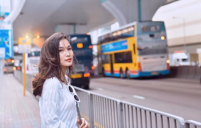 Khác với vẻ ngoài có phần già dặn trên các bản tin, Linh Thủy đời thường được khen trẻ trung, gần gũi hơn. Cô cũng theo đuổi phong cách thời trang năng động, khỏe khoắn. Tại trang cá nhân, MC 9X thường xuyên khoe ảnh du lịch đến nhiều nơi trên thế giới.