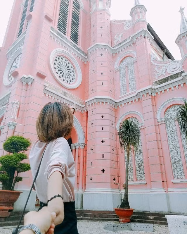 Trong khi các cặp đôi mê mẩn trào lưu này, dân FA tỏ ra ghen tị."Tức chết tôi mà, lấy đâu ra anh người yêu chụp cho tôi đây", bạn Q.L bình luận.