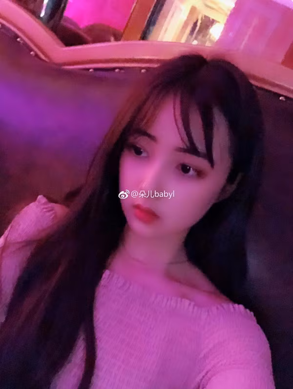 Thời điểm hiện tại, Đoá Nhi đã biết chăm chút hơn cho bản thân. Cô không còn diện những bộ quần áo rộng thùng thình, trẻ trung như trước kia mà thay vào đó là váy, áo "bánh bèo" cùng mái tóc dài thướt tha.