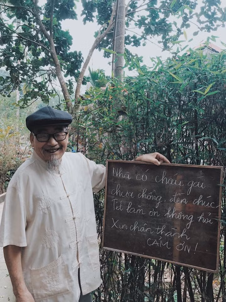 Còn nhớ tết năm ngoái, nhiều bố mẹ, ông bà tâm lý đã ghi hẳn tấm biển: "Cháu gái chưa chồng, làm ơn không hỏi" khiến cộng đồng mạng vô cùng thích thú.