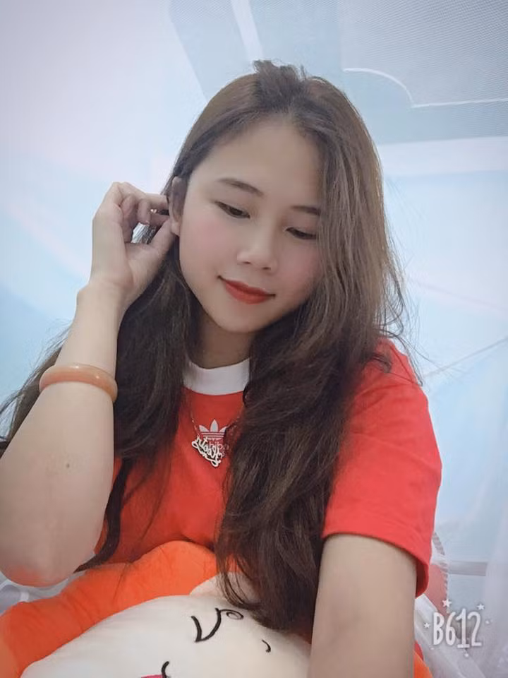 Cũng giống như bạn trai, Trang Heo rất kín tiếng trong chuyện đời tư. Ngoài thông tin nàng WAGs quê ở Điện Biên, ít ai biết cô nàng làm nghề gì, có sở thích như thế nào. Cô nàng cũng không nhận quảng cáo, viết bài PR cho nhãn hàng nào trên trang cá nhân.
