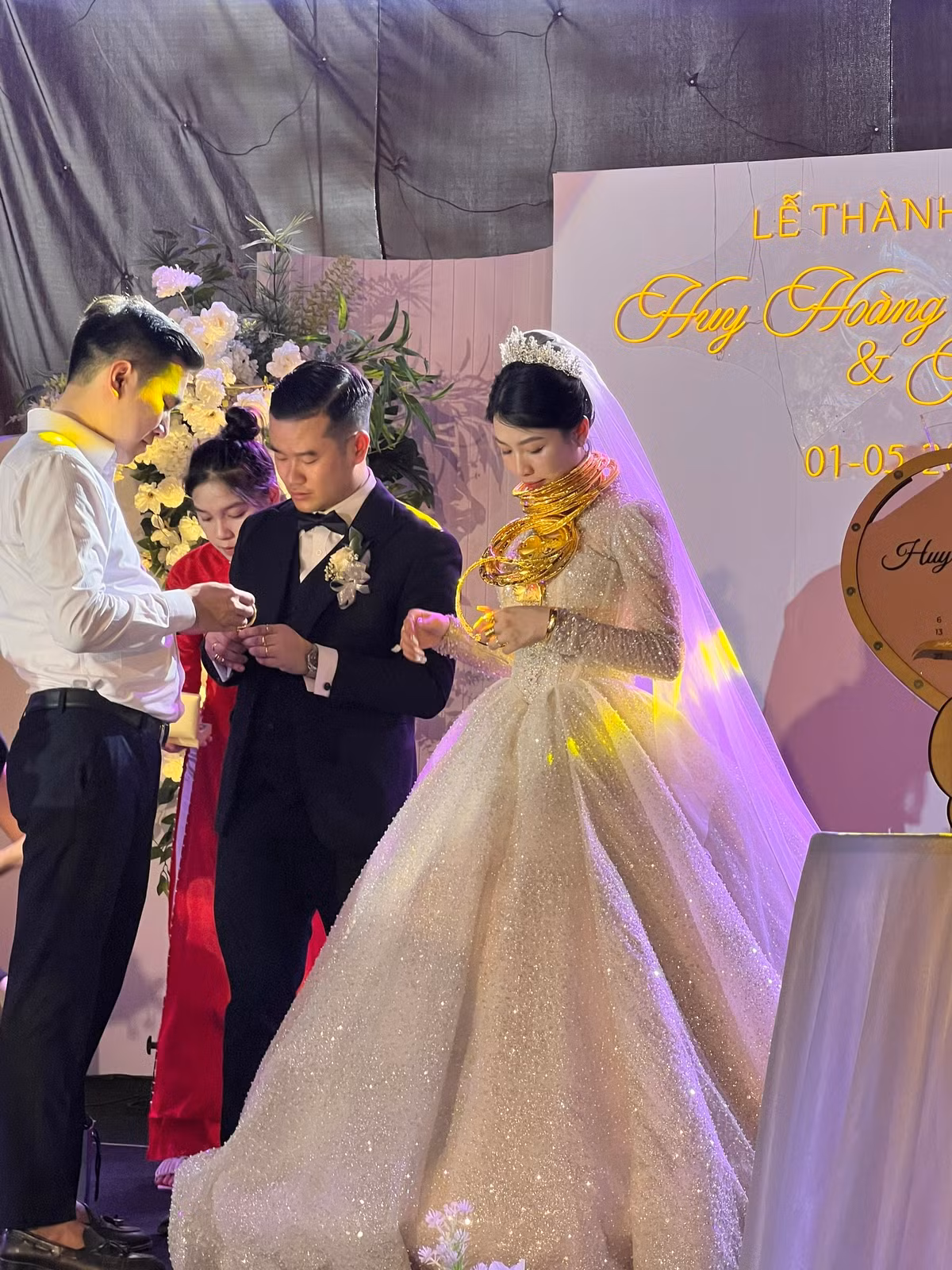 Được biết đây là đám cưới của chú rể Huy Hoàng và cô dâu Minh Tâm. Chú rể là người Hương Sơn - Hà Tĩnh, còn cô dâu là người Phú Thọ.