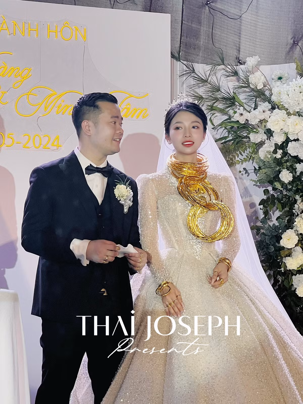 Cặp đôi trai tài - gái sắc nở những nụ cười hạnh phúc, ánh mắt toát lên niềm vui sướng trong ngày trọng đại của cuộc đời.