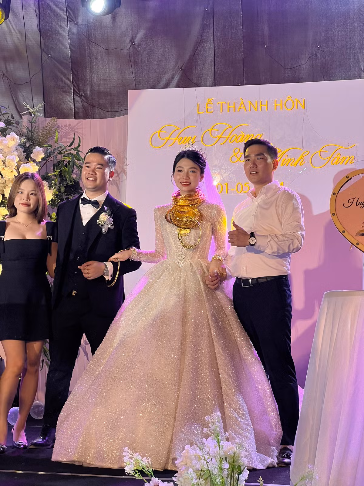 Không rõ được số vàng là bao, tuy nhiên quan khách tham dự đều bày tỏ sự ngưỡng mộ đến tân lang tân nương.