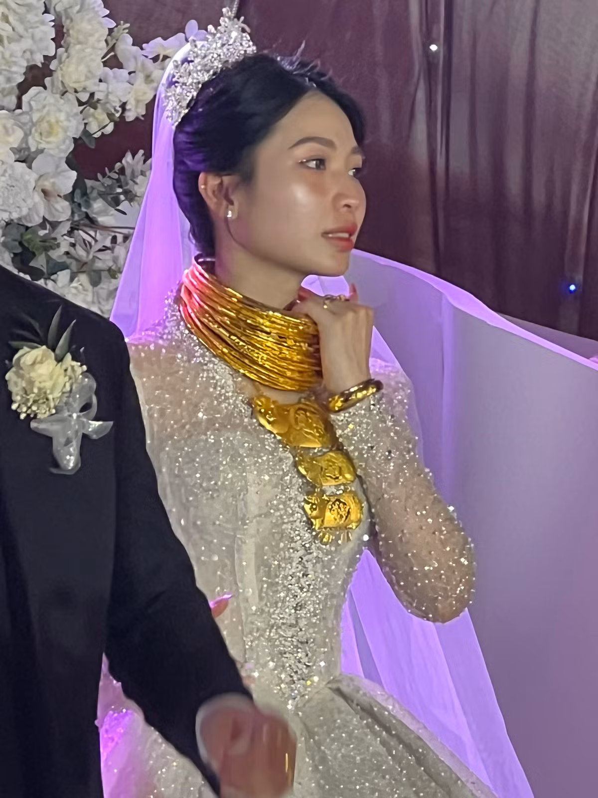 Ngoài việc ấn tượng với lượng vàng khủng, nhiều người cũng phải công nhận cô dâu rất xinh đẹp. Dù chỉ 1 khoảnh khắc thoáng qua nhưng ai cũng ấn tượng với khuôn mặt trái xoan và làn da trắng không chút tì vết của cô dâu lại càng nổi bật lên trên nền chiếc váy cưới được đính kết cầu kỳ.
