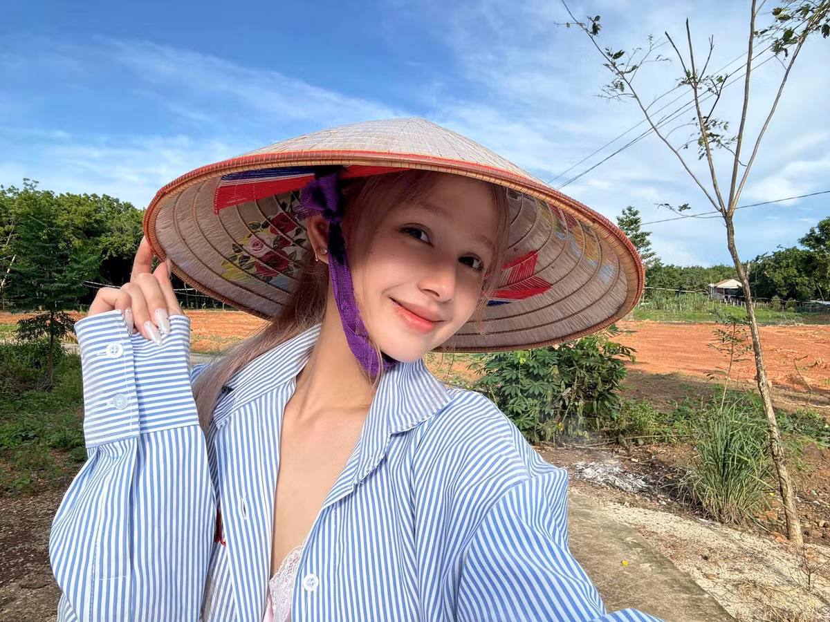 Hậu ly hôn, Xoài Non từng về quê một thời gian. Nhiều người cho rằng cô đang cố gắng xoa dịu nỗi buồn, "chữa lành" tâm hồn hậu biến cố.