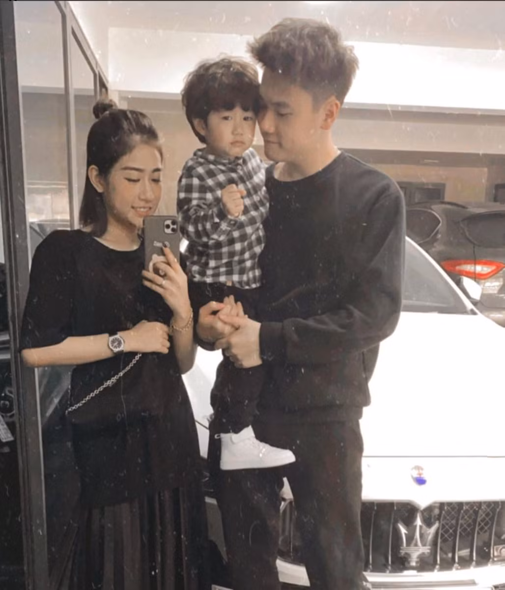 Hiện tại, Trang Lou đang có cuộc sống vô cùng hạnh phúc bên chồng và con. Em gái Huyme ngày càng trẻ trung, xinh đẹp chứ không hề có dấu hiệu già đi.