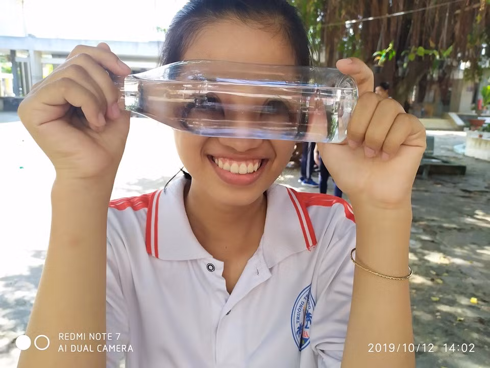 Mới đây, trên trang mạng Trường Người Ta đã đăng tải những bức hình về 1 nhóm học sinh bày trò với 1 chai nước khiến CĐM thích thú.