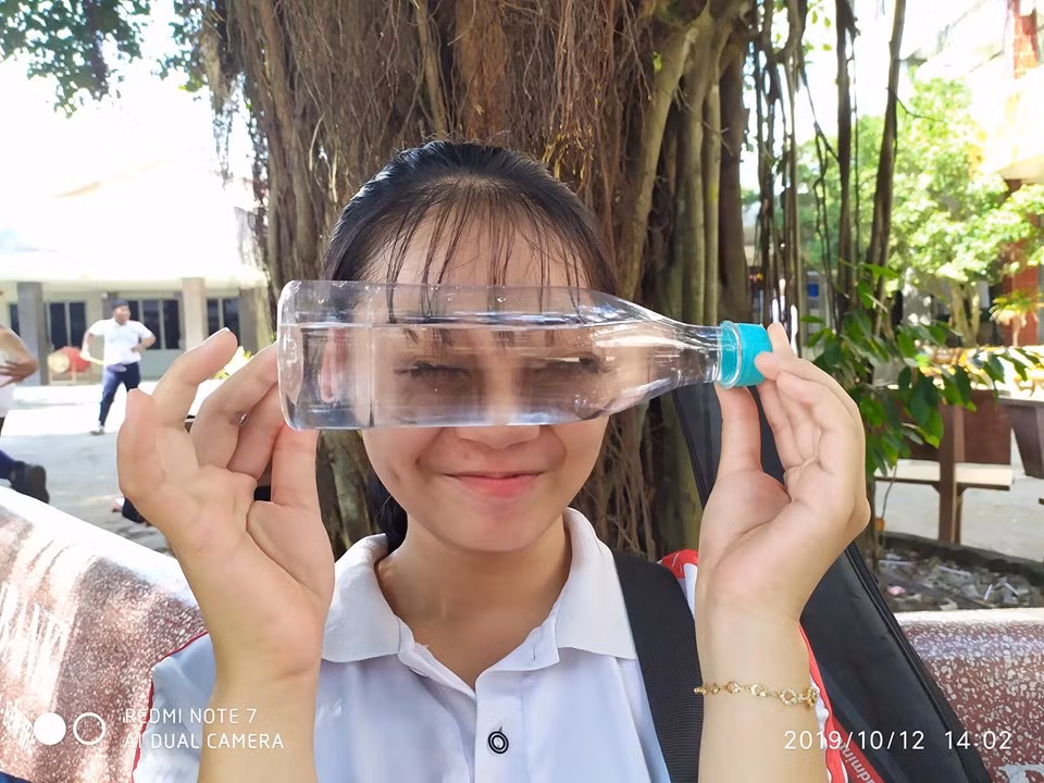 Những hình ảnh trào lưu mới của học sinh được tạo ra khiến người đối diện nhìn vào phải cười bò vì những bộ phận trên gương mặt khi nhìn qua chai nước bị biến đổi 1 cách rất hài hước.