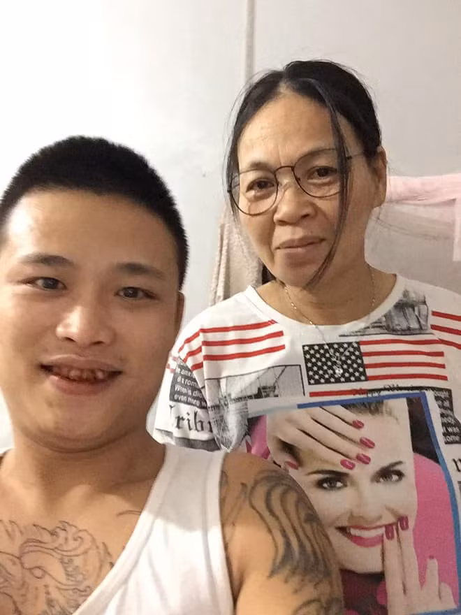 Vượt qua mọi rào cản, cặp đôi vẫn ở bên nhau hạnh phúc và dần được chấp nhận bởi người thân, họ hàng cũng như làng xóm. Thời điểm đó anh Đức không có ý định sinh con và sẽ dành dụm tiền để chăm sóc cho vợ và 4 người con riêng của vợ.