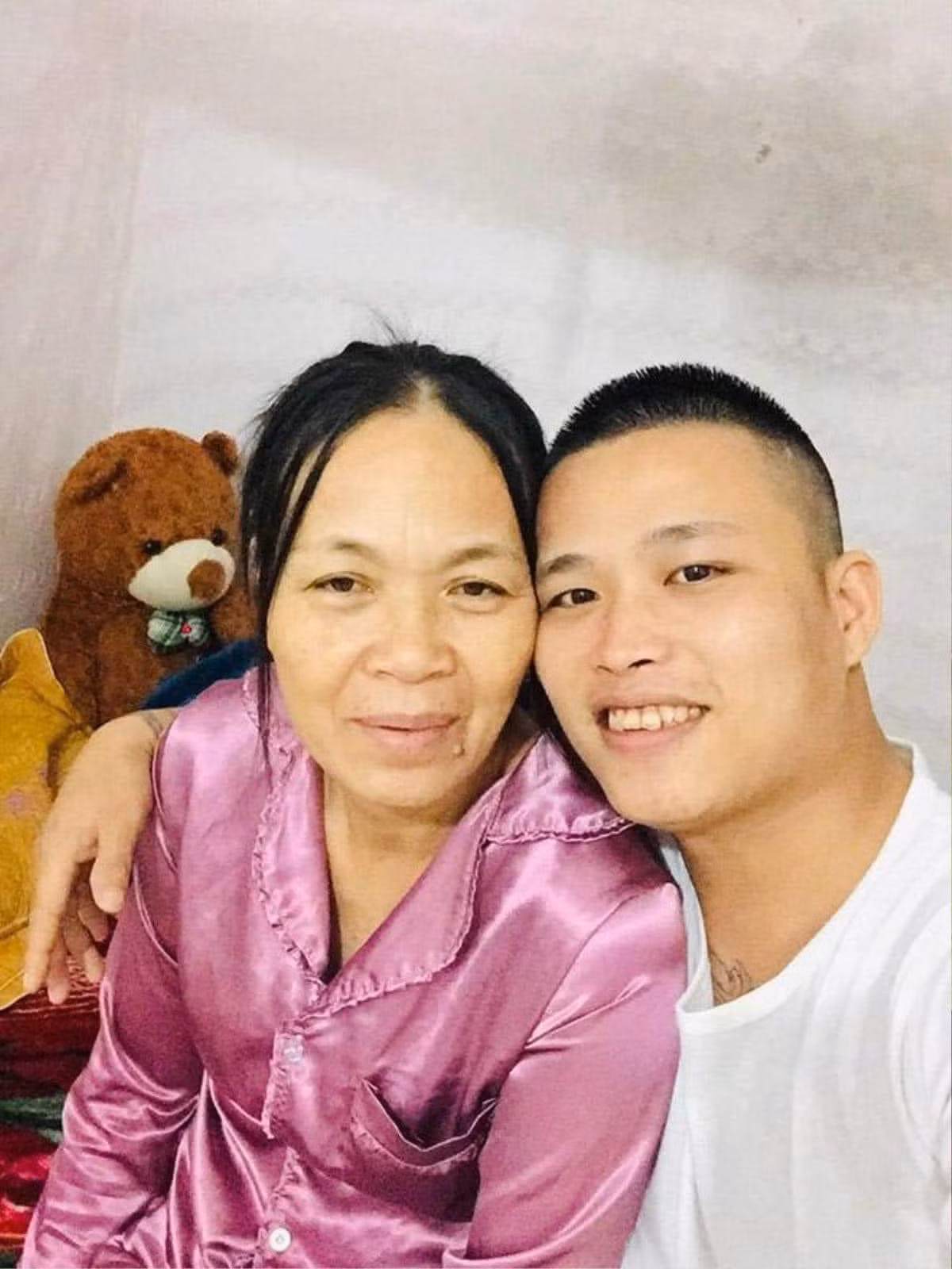 Nội dung của video là loạt hình ảnh một chàng trai trẻ sánh đôi cùng 1 người phụ nữ có ngoại hình hơn chàng trai rất nhiều tuổi. Cặp đôi không ngại trao cho nhau những hành động tình tứ.