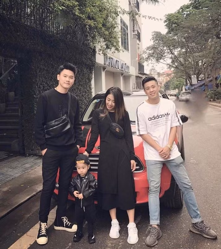 Trước khi tậu siêu xe giá 5 tỉ đồng, Tùng Sơn và Trang Lou sử dụng xe Mini Cooper trị giá hơn 1 tỷ đồng. Dù không thể bằng được chiếc Maserati mới sắm nhưng đây cũng là dòng xe sang.