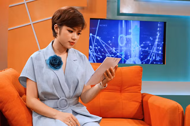 Dù mái tóc ngắn rất khó để tạo thành nhiều kiểu khác nhau nhưng bằng cách trang điểm, kết hợp với trang phục và phụ kiện, các nữ BTV, MC của VTV vẫn rất cuốn hút và xinh đẹp.