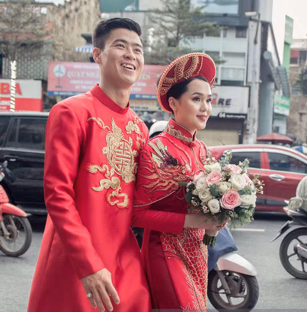Duy Mạnh và bạn gái Quỳnh Anh đã hẹn hò hơn 3 năm trước khi quyết định về chung một nhà. Nam cầu thủ cầu hôn bạn gái vào ngày 1/1/2020 tại phố đi bộ Nguyễn Huệ, TP HCM và lập tức nhận được cái gật đầu đồng ý.
