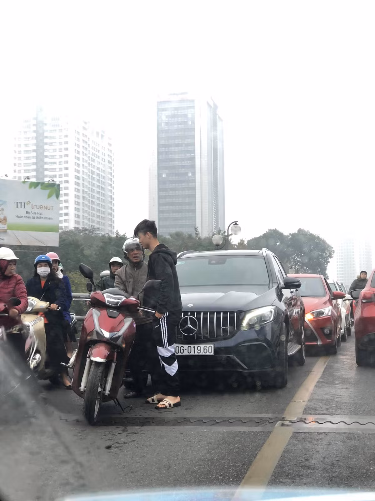 Mới về Việt Nam được mấy tiếng, những hình ảnh của Duy Mạnh va chạm giao thông tại cầu vượt ngã tư Tây Sơn - Thái Hà đã tràn ngập trên mạng xã hội. Được biết khi đang di chuyển bằng chiếc xe hiệu Mercedes GLC 300 mới sắm cách đây vài tháng thì va chạm với một chiếc xe máy SH đi phía trước.