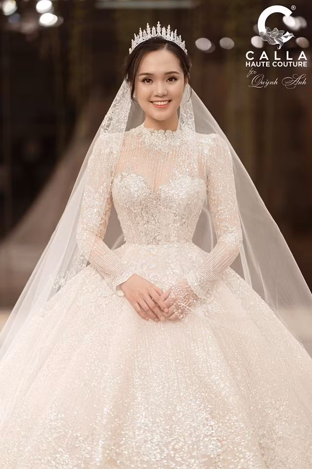 Để có được một siêu đám cưới, vợ chồng Duy Mạnh đã chi những con số không hề nhỏ cho mọi thứ để ngày trọng đại diễn ra một cách hoàn hảo nhất. Được biết cô dâu Quỳnh Anh có tận 3 chiếc váy cưới đặt may riêng, trong đó có một chiếc đính rất nhiều pha lê do chồng tặng.