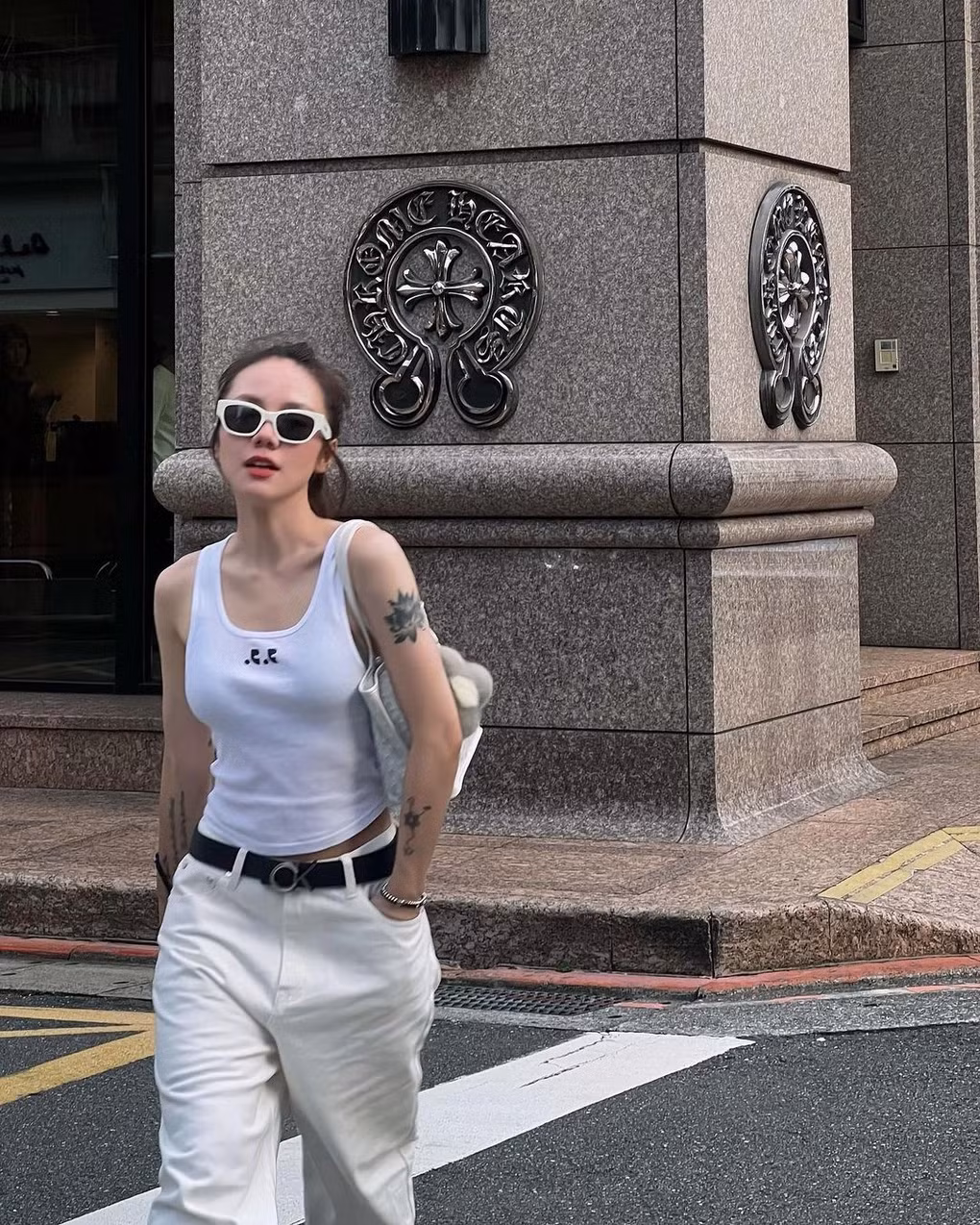 Nữ ca sĩ có gương mặt trẻ trung hơn nhiều so với tuổi thật. Ở tuổi 33, cô vẫn khiến dân mạng ngưỡng mộ vì sắc vóc nóng bỏng, nhan sắc ngày càng thăng hạng.