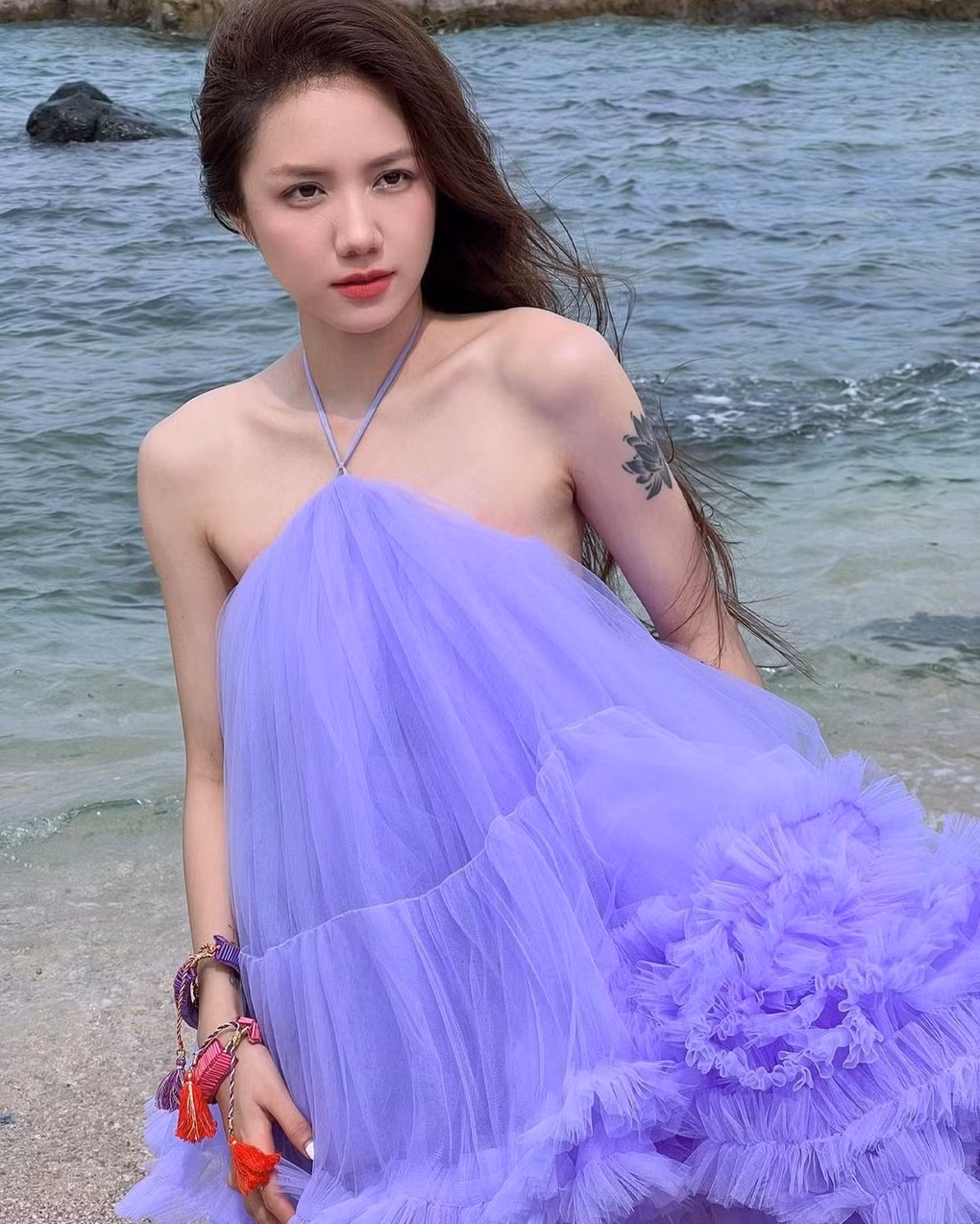 Phương Ly sinh năm 1990 tại Thanh Hóa. Thời gian đầu hoạt động showbiz, cô được biết đến nhiều với danh xưng em gái của ca sĩ Phương Linh. Sau này, cô làm ca sĩ, là cái tên được giới trẻ yêu thích trên mạng xã hội.