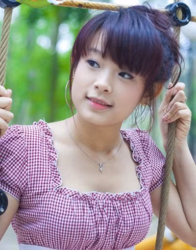 Bên cạnh có chồng đại gia thì Huyền Baby cũng tự kinh doanh mỹ phẩm. Với danh tiếng và nhan sắc của cô nàng thì chắc chắn việc kinh doanh rất phát đạt.